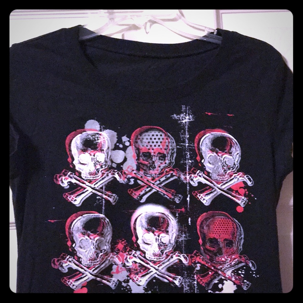 A feminine touch to the traditional skull tee